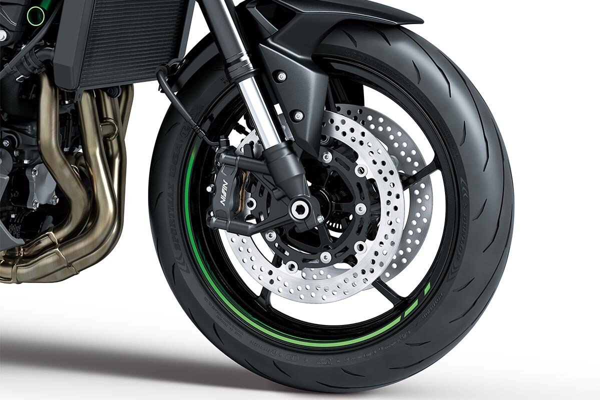 2025 Kawasaki Z900 Met. Matte Graphene Steel Gray / Met. Flat Spark Black / Candy Flat Blazed Green