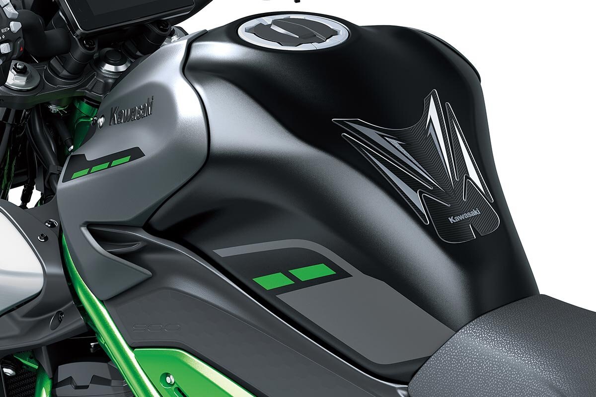2025 Kawasaki Z900 Met. Matte Graphene Steel Gray / Met. Flat Spark Black / Candy Flat Blazed Green