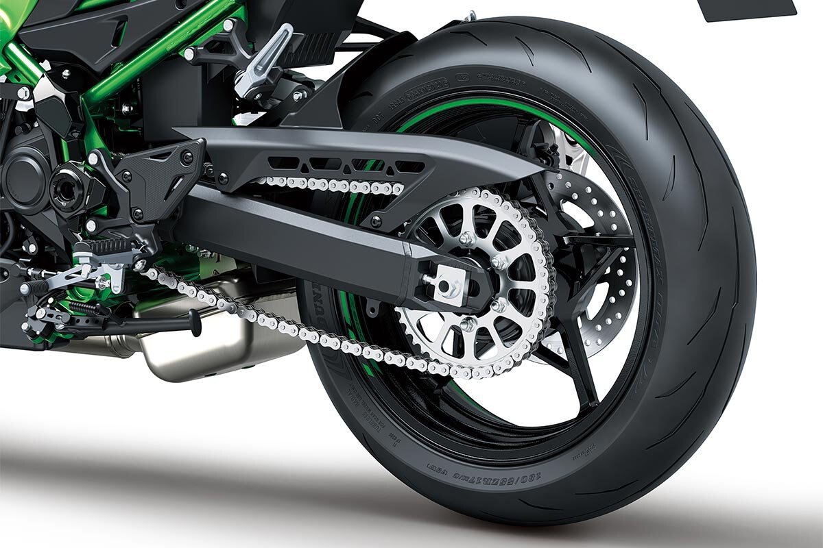 2025 Kawasaki Z900 Met. Matte Graphene Steel Gray / Met. Flat Spark Black / Candy Flat Blazed Green