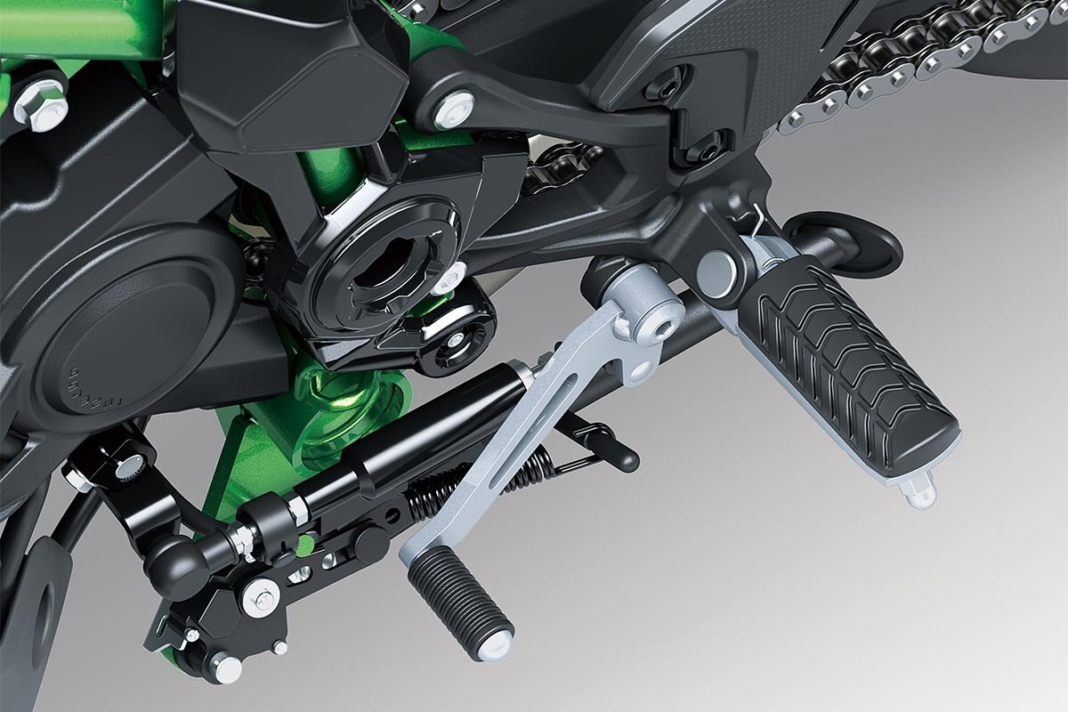 2025 Kawasaki Z900 Met. Matte Graphene Steel Gray / Met. Flat Spark Black / Candy Flat Blazed Green