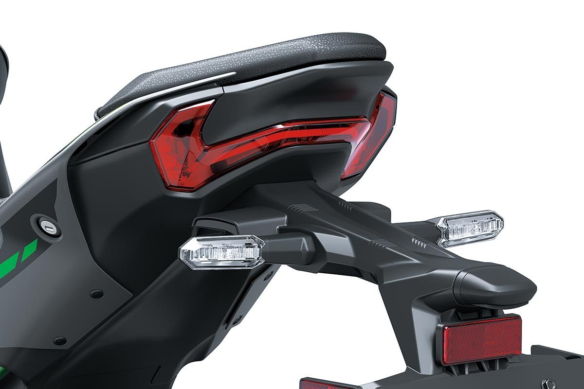 2025 Kawasaki Z900 Met. Matte Graphene Steel Gray / Met. Flat Spark Black / Candy Flat Blazed Green