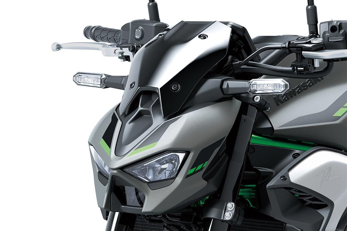 2025 Kawasaki Z900 Met. Matte Graphene Steel Gray / Met. Flat Spark Black / Candy Flat Blazed Green