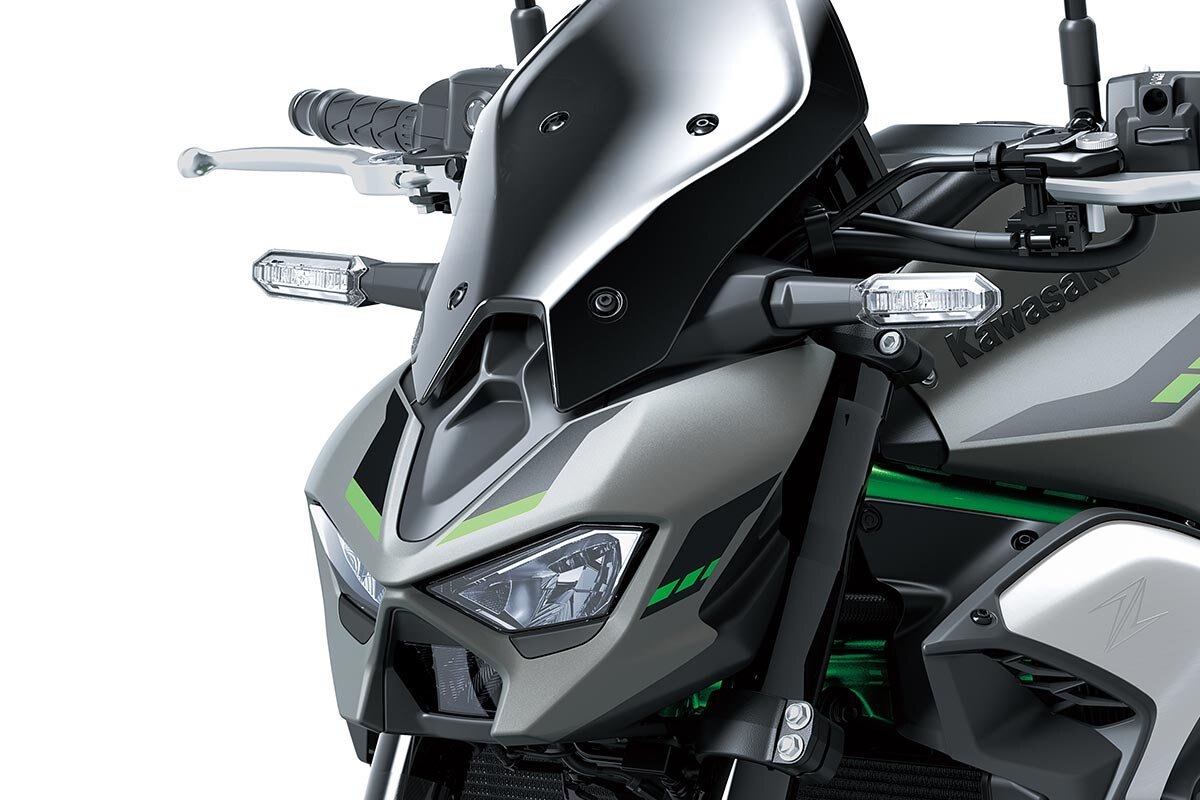 2025 Kawasaki Z900 Met. Matte Graphene Steel Gray / Met. Flat Spark Black / Candy Flat Blazed Green