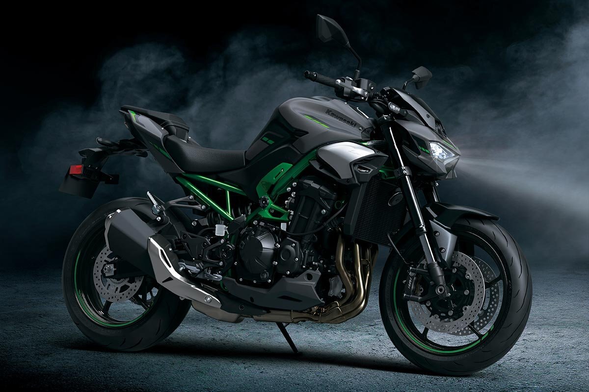 2025 Kawasaki Z900 Met. Matte Graphene Steel Gray / Met. Flat Spark Black / Candy Flat Blazed Green