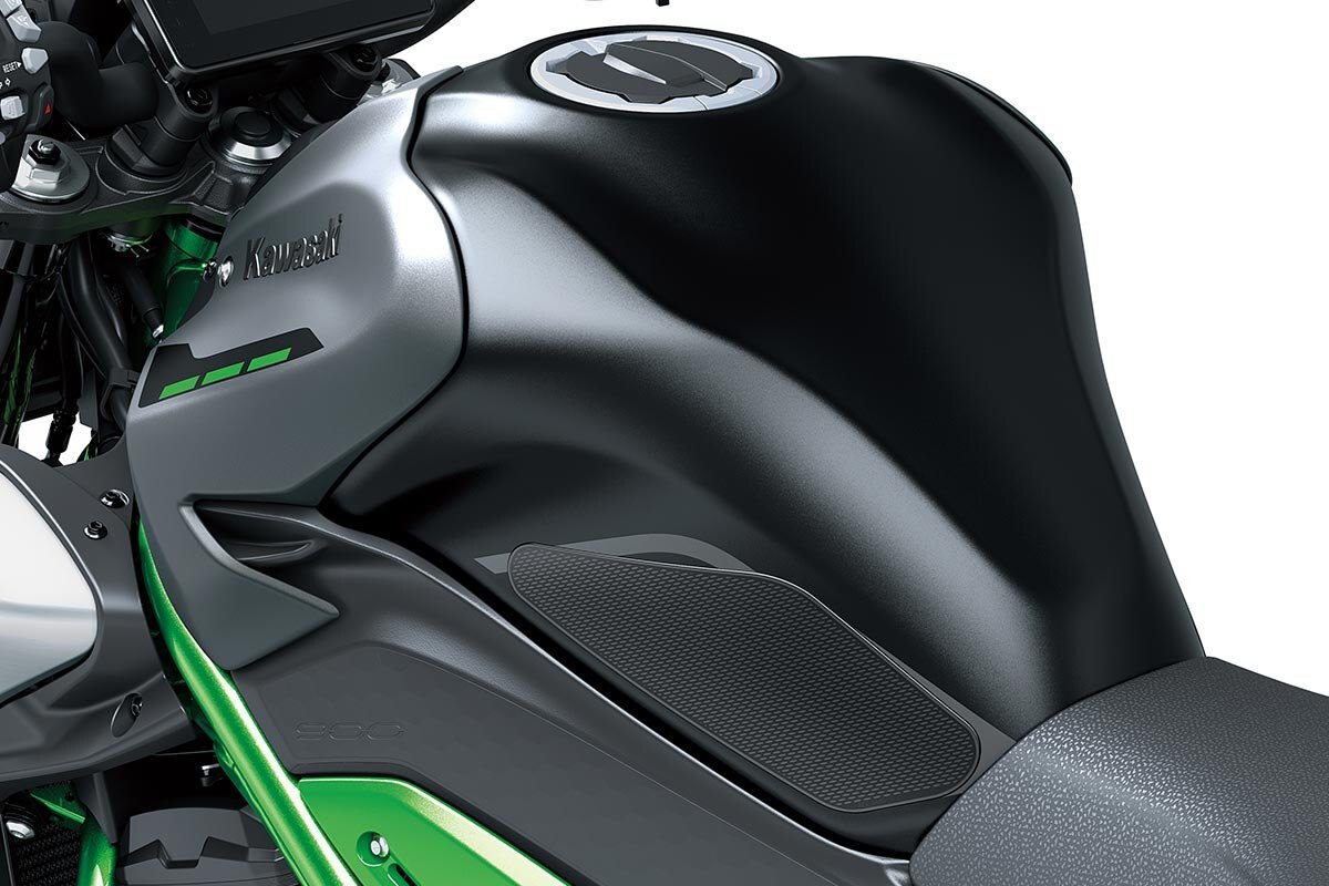 2025 Kawasaki Z900 Met. Matte Graphene Steel Gray / Met. Flat Spark Black / Candy Flat Blazed Green