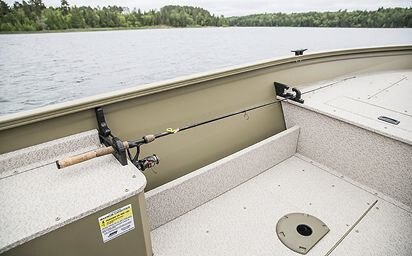 Crestliner 1650 Discovery TILLER Silver exterior