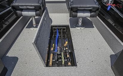 Crestliner 1650 Discovery TILLER Silver exterior