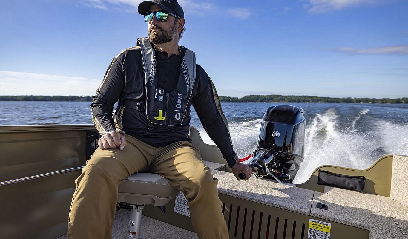 Crestliner 1650 Kodiak Black exterior