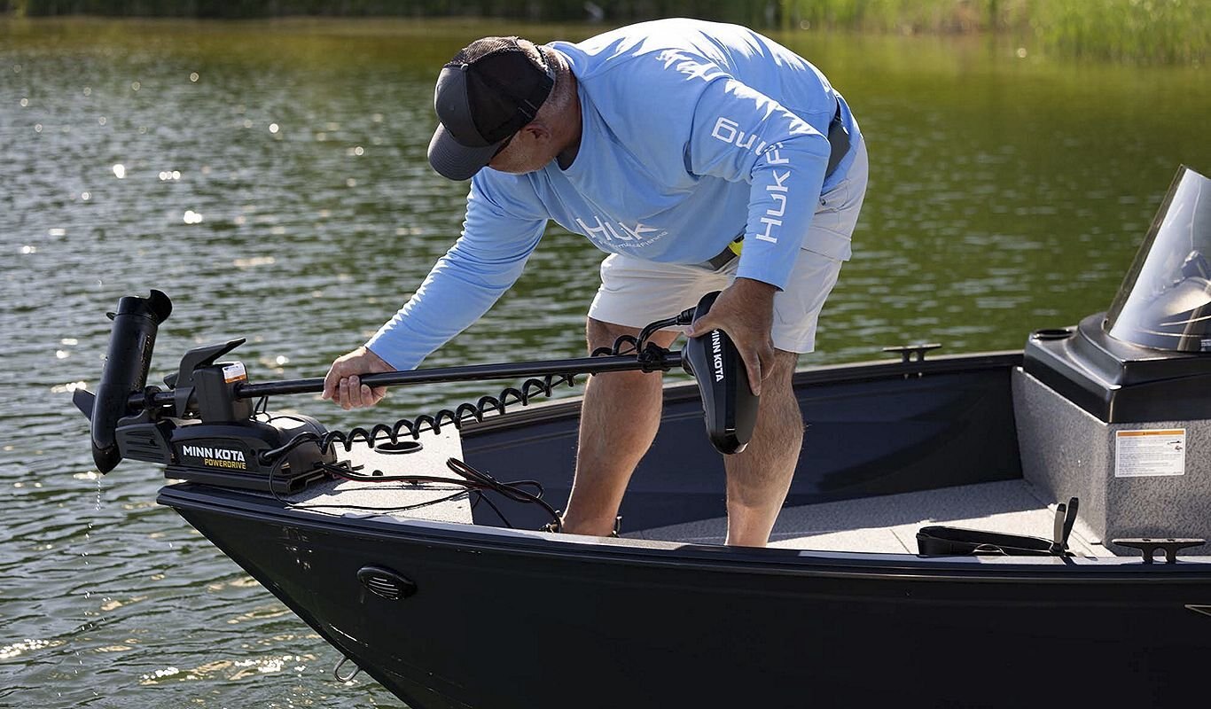Crestliner 1650 Kodiak Black exterior