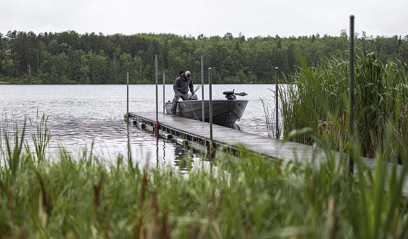 Crestliner 1650 Kodiak Black exterior