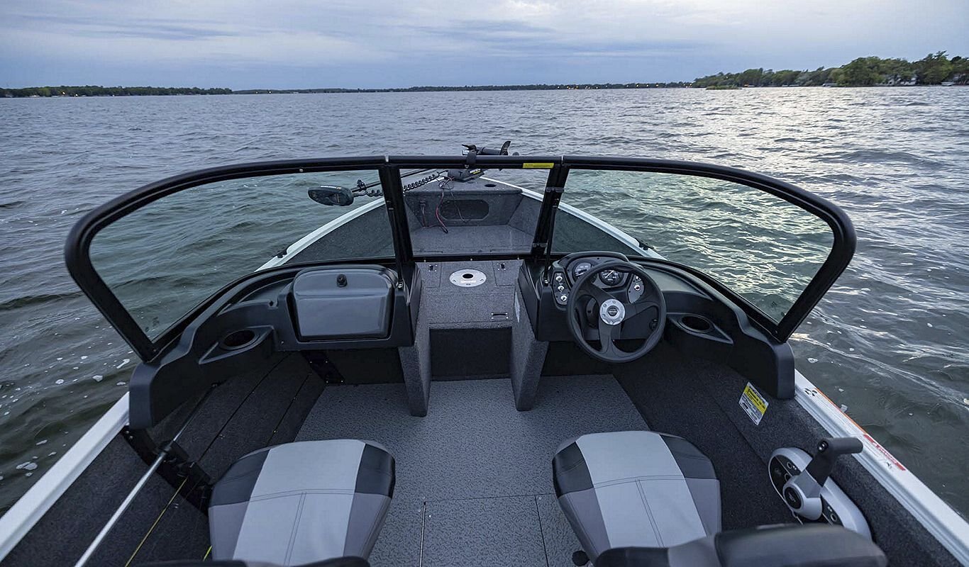 Crestliner 1650 Kodiak Black exterior