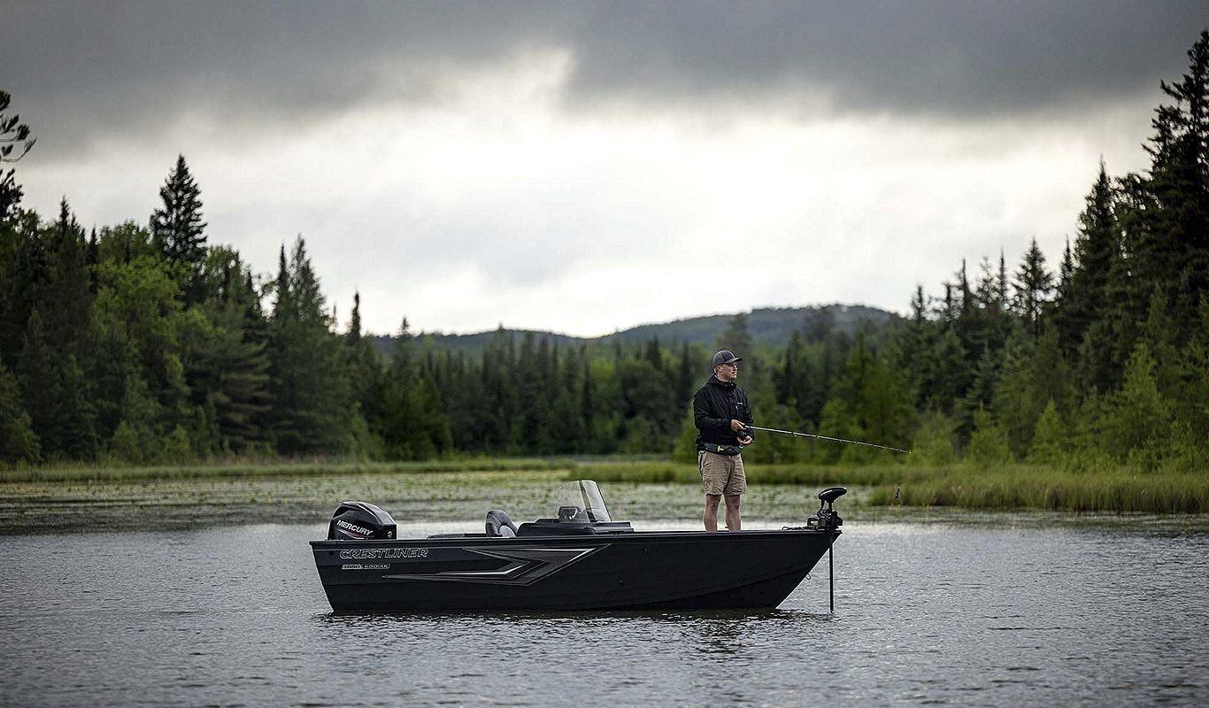 Crestliner 1650 Kodiak Black exterior
