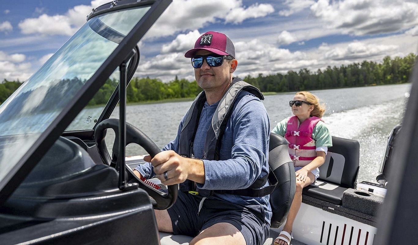 Crestliner 1650 Kodiak Black exterior