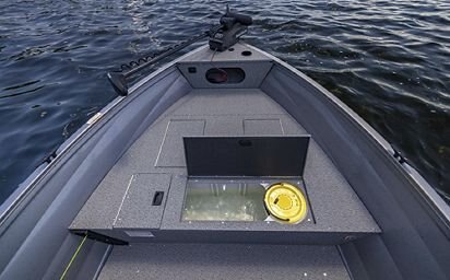 Crestliner 1650 Kodiak Tiller Black exterior
