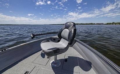 Crestliner 1650 Kodiak Tiller Black exterior