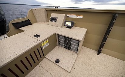 Crestliner 1650 Kodiak Tiller Black exterior
