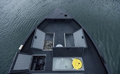 Crestliner 1850 Kodiak Tiller Silver exterior