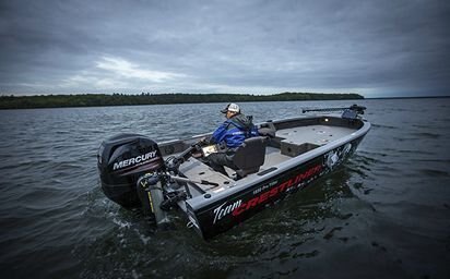 Crestliner 1850 PRO TILLER Black base True Blue accent