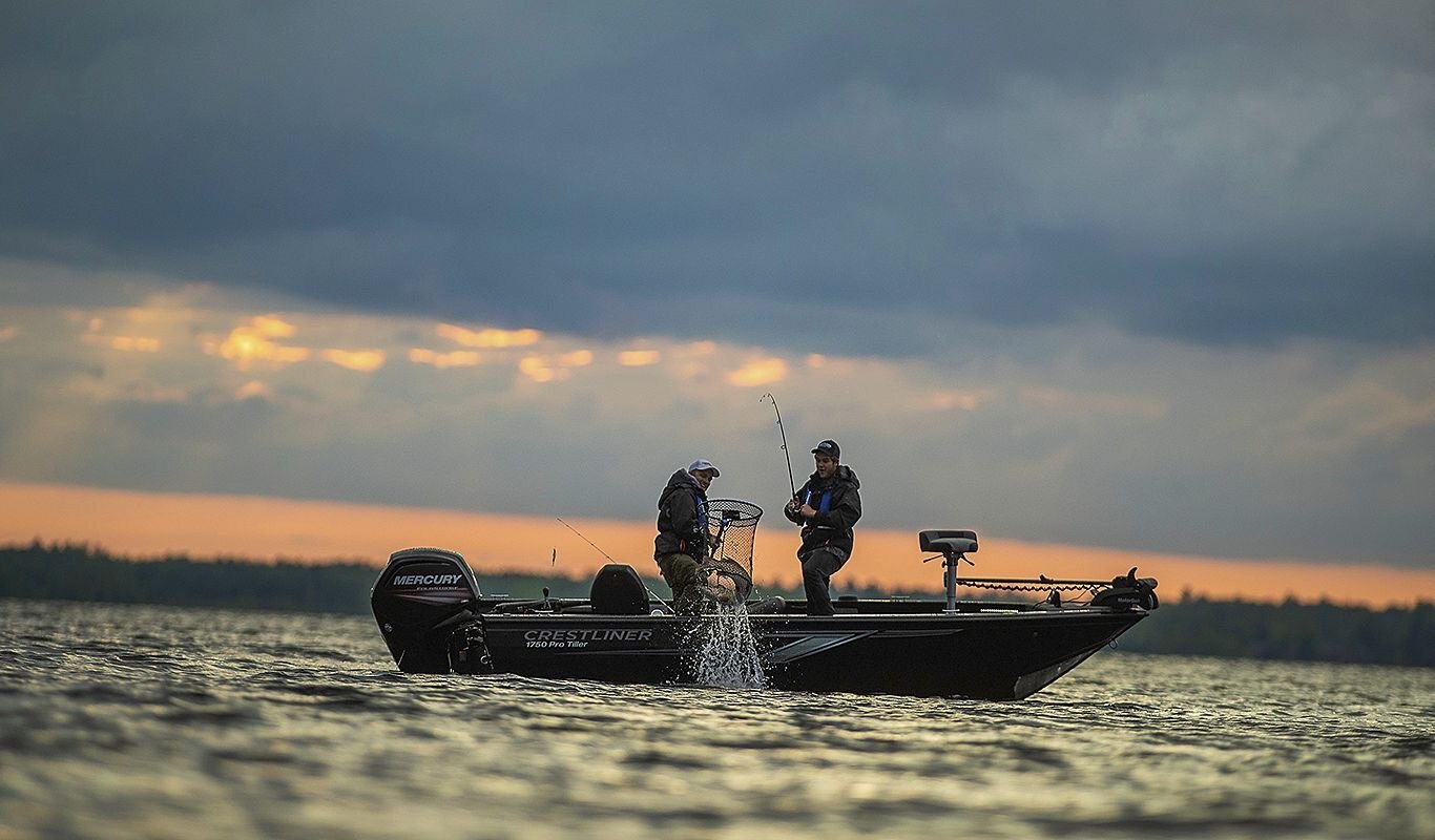 Crestliner 1750 PRO TILLER Black base White accent