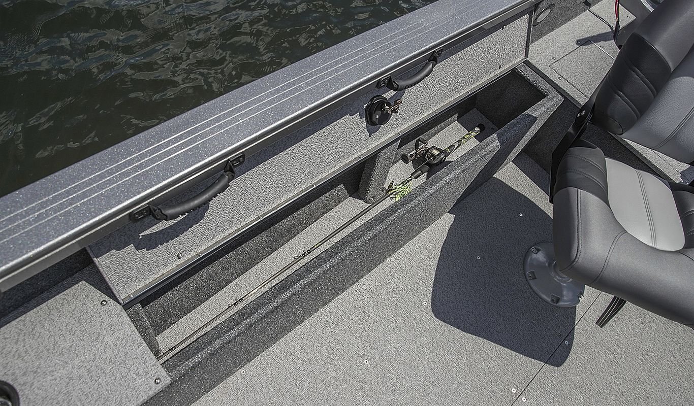 Crestliner 1750 PRO TILLER Silver base Black accent