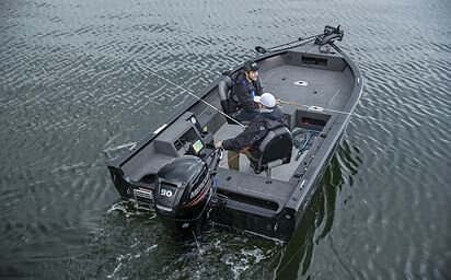 Crestliner 1750 PRO TILLER Silver base Black accent