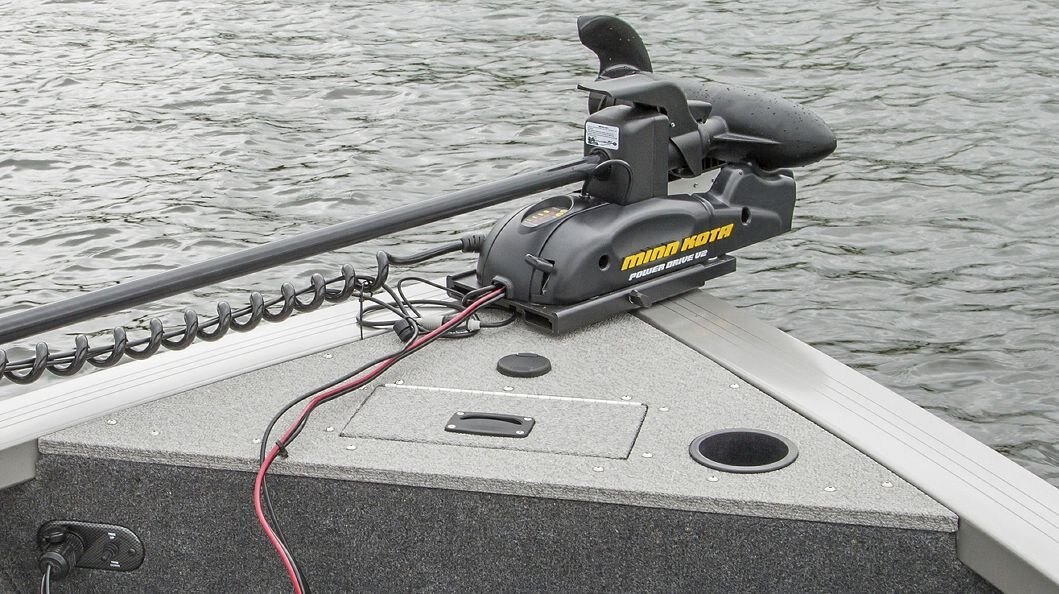 Crestliner 1650 PRO TILLER Silver base True Blue accent