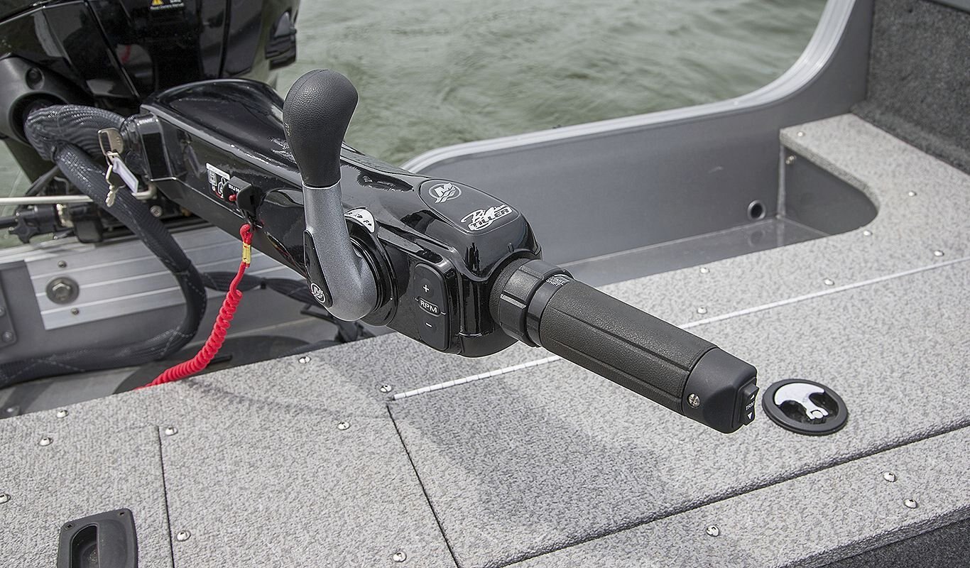 Crestliner 1650 PRO TILLER White base Black accent