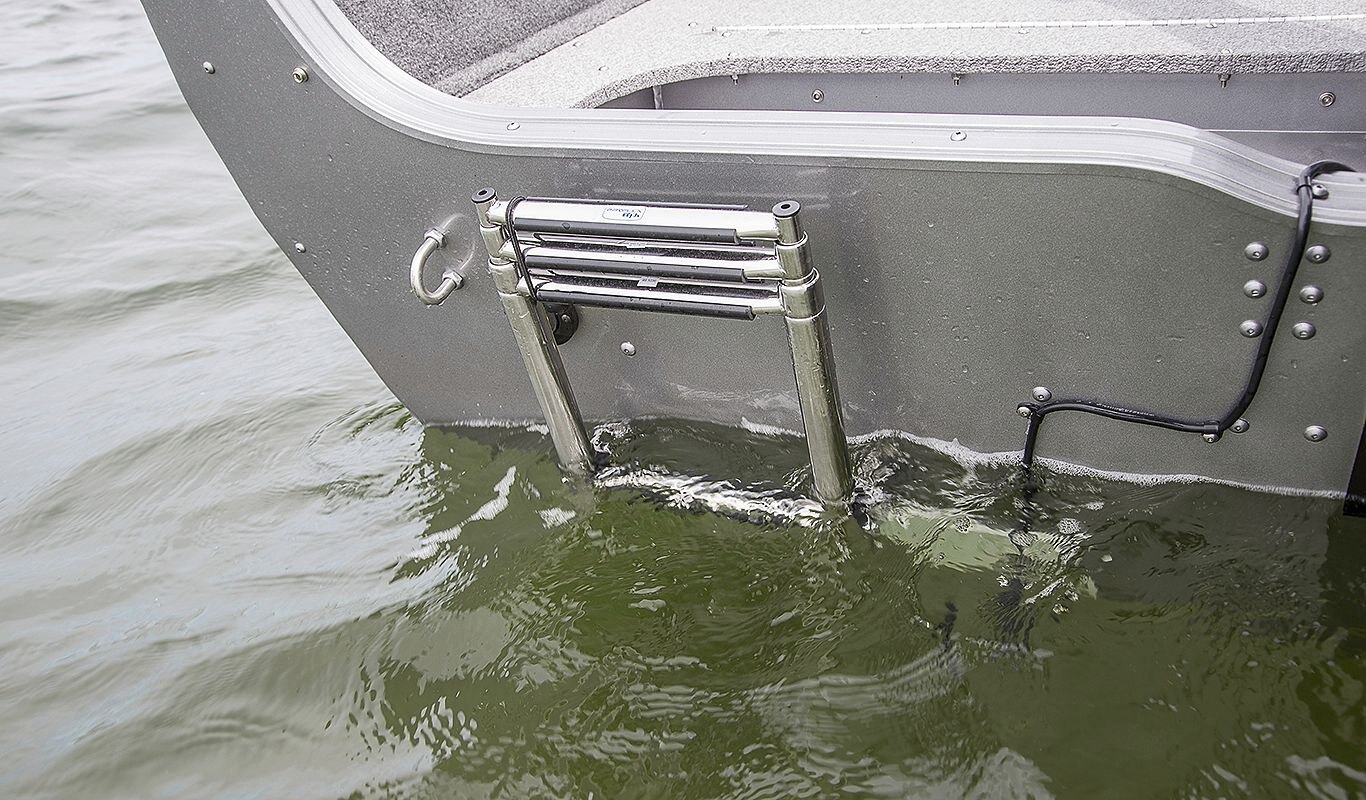 Crestliner 1650 PRO TILLER Black base Silver accent