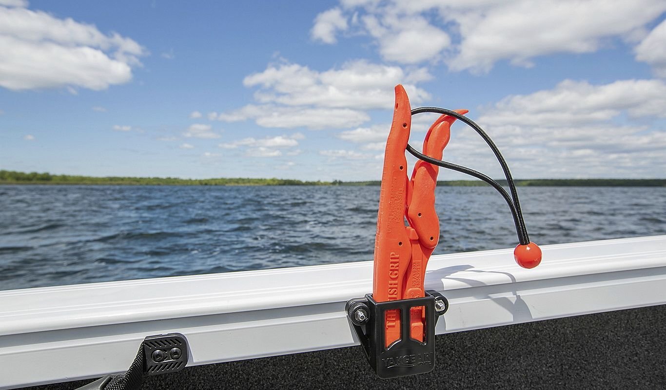 Crestliner 1650 PRO TILLER Gun Metal exterior