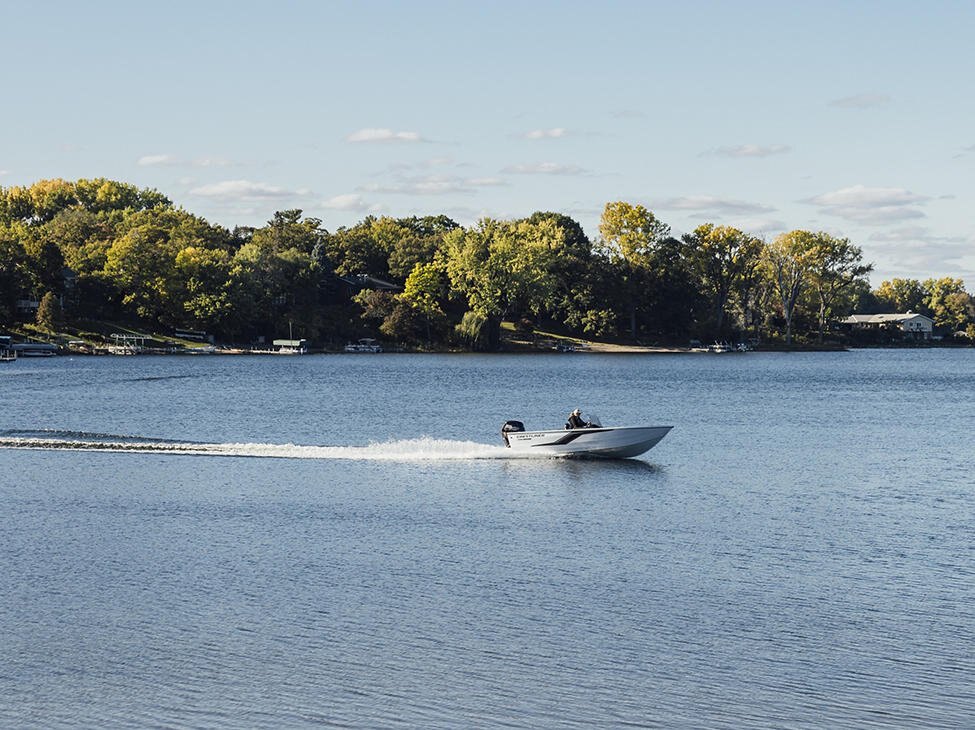 Crestliner 1750 Hawk White exterior