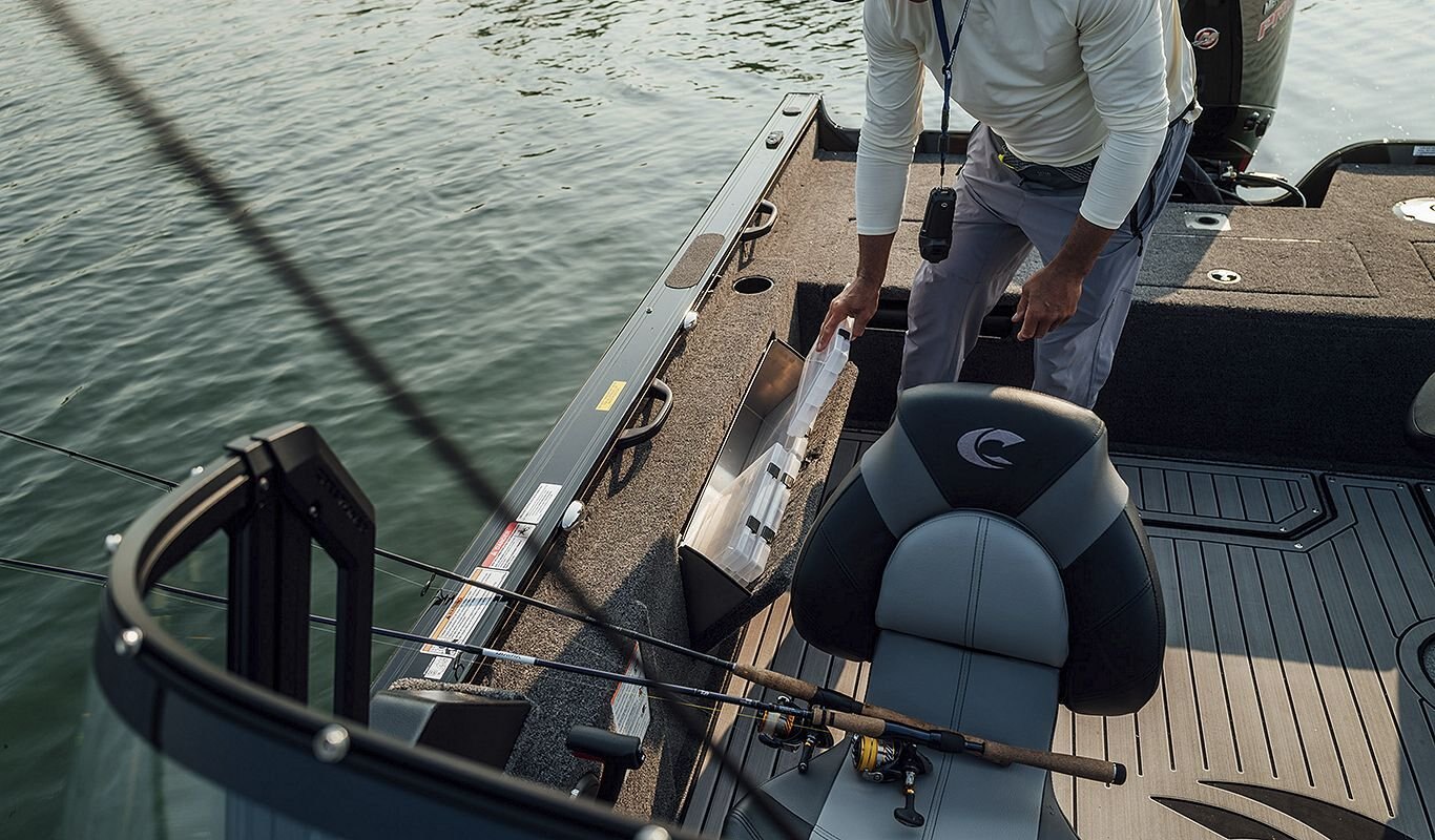 Crestliner 2050 FISH HAWK Black base Gun Metal accent