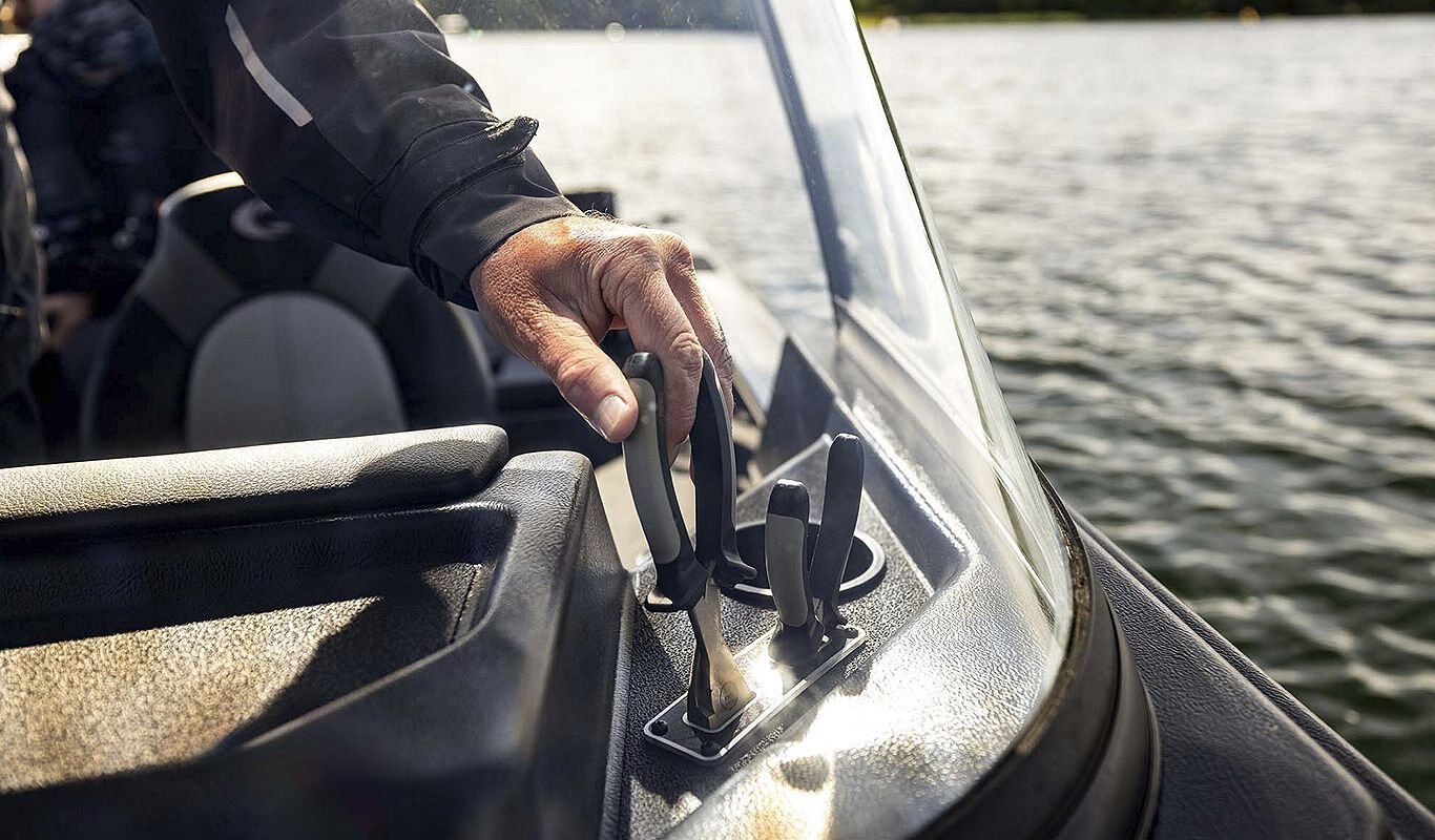 Crestliner 1850 FISH HAWK Black exterior