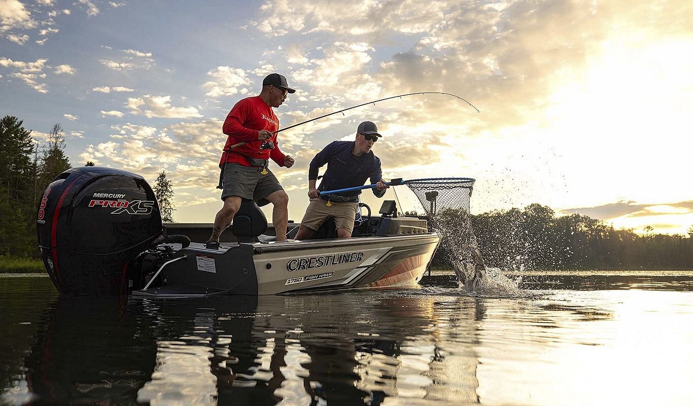 Crestliner 1750 FISH HAWK Gun Metal base Fire Red accent