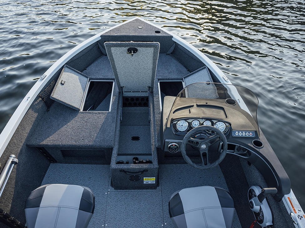 Crestliner 1750 HAWK White exterior
