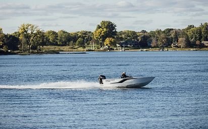 Crestliner 1750 HAWK Black exterior