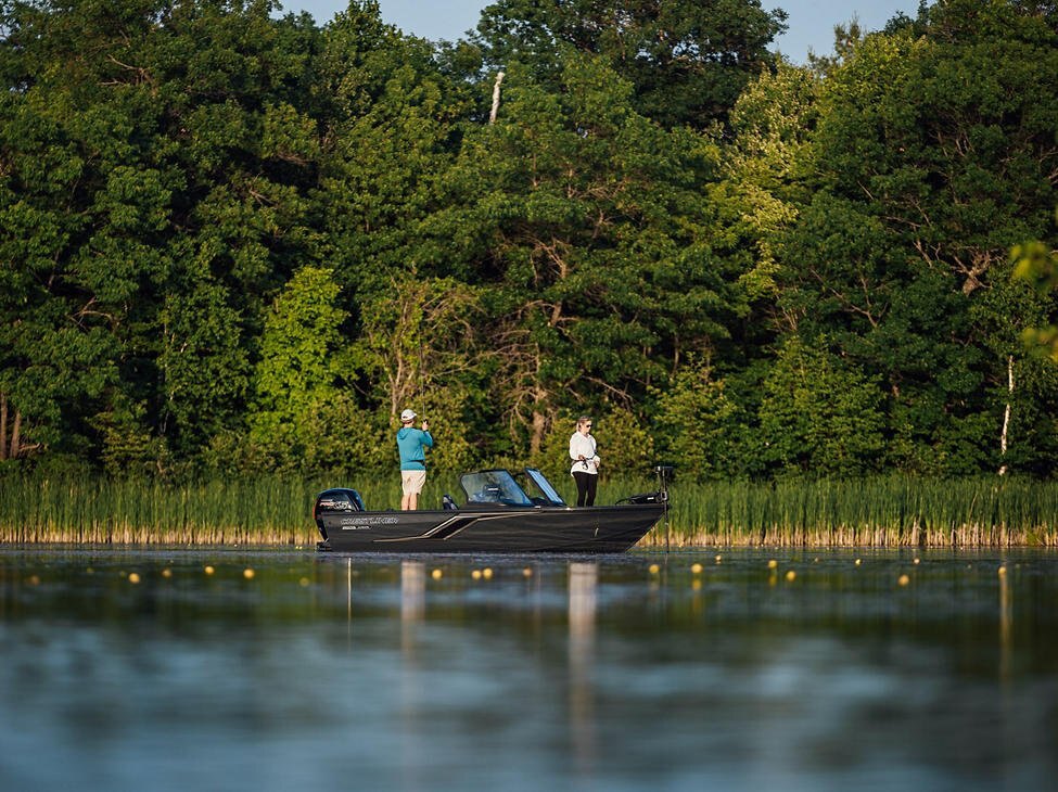 Crestliner 1750 HAWK Black exterior