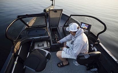 Crestliner 1750 HAWK Gun Metal exterior