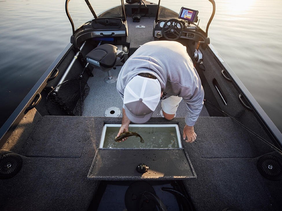 Crestliner 1750 HAWK Gun Metal exterior