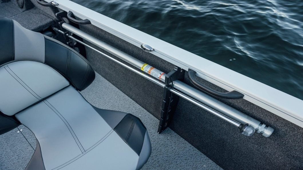 Crestliner 1650 HAWK White exterior