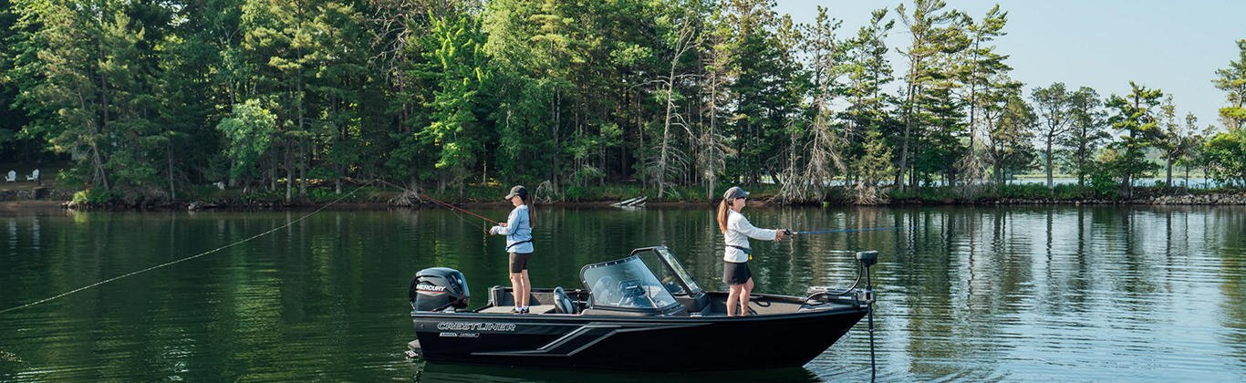 Crestliner 1650 HAWK Fire Red exterior