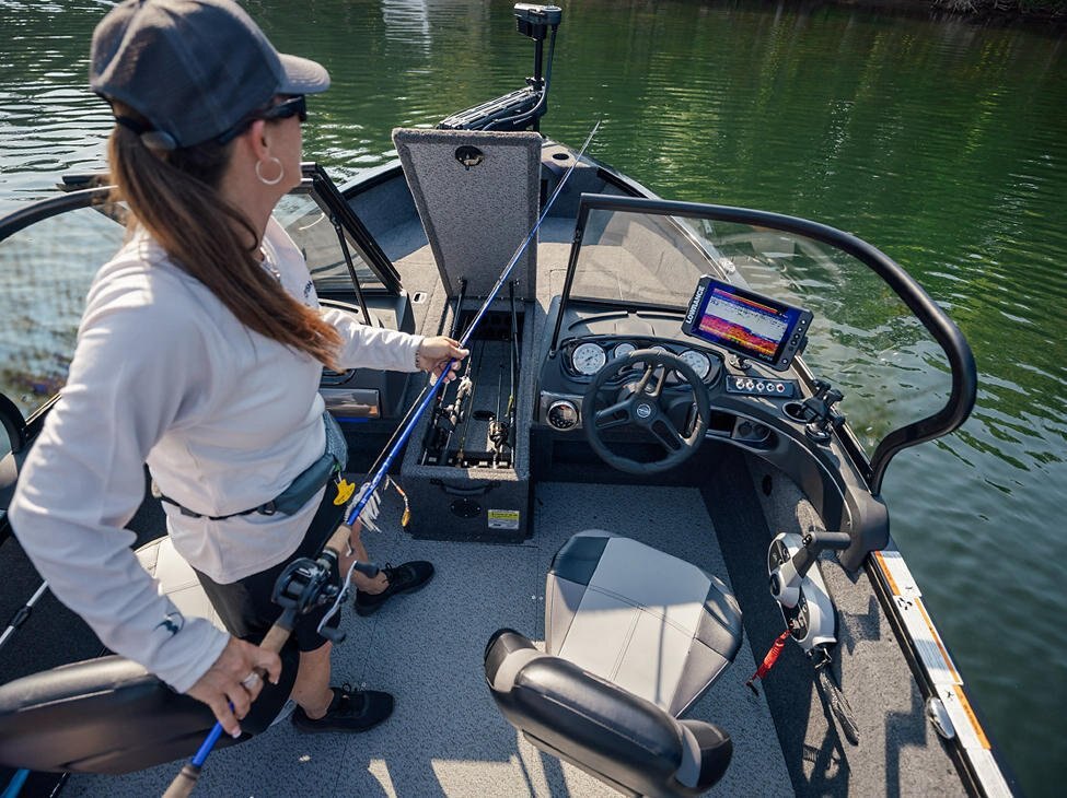Crestliner 1650 HAWK Gun Metal exterior