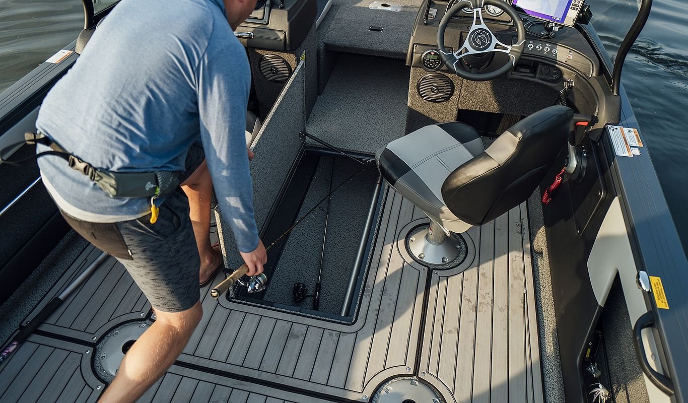 Crestliner 1950 SUPER HAWK Black base True Blue accent