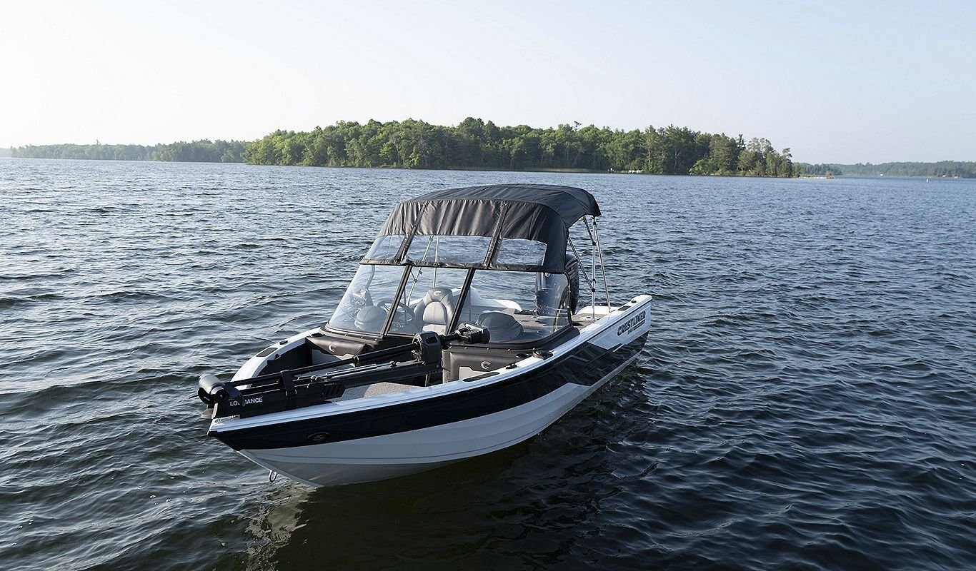 Crestliner 1750 SUPER HAWK White base Black accent