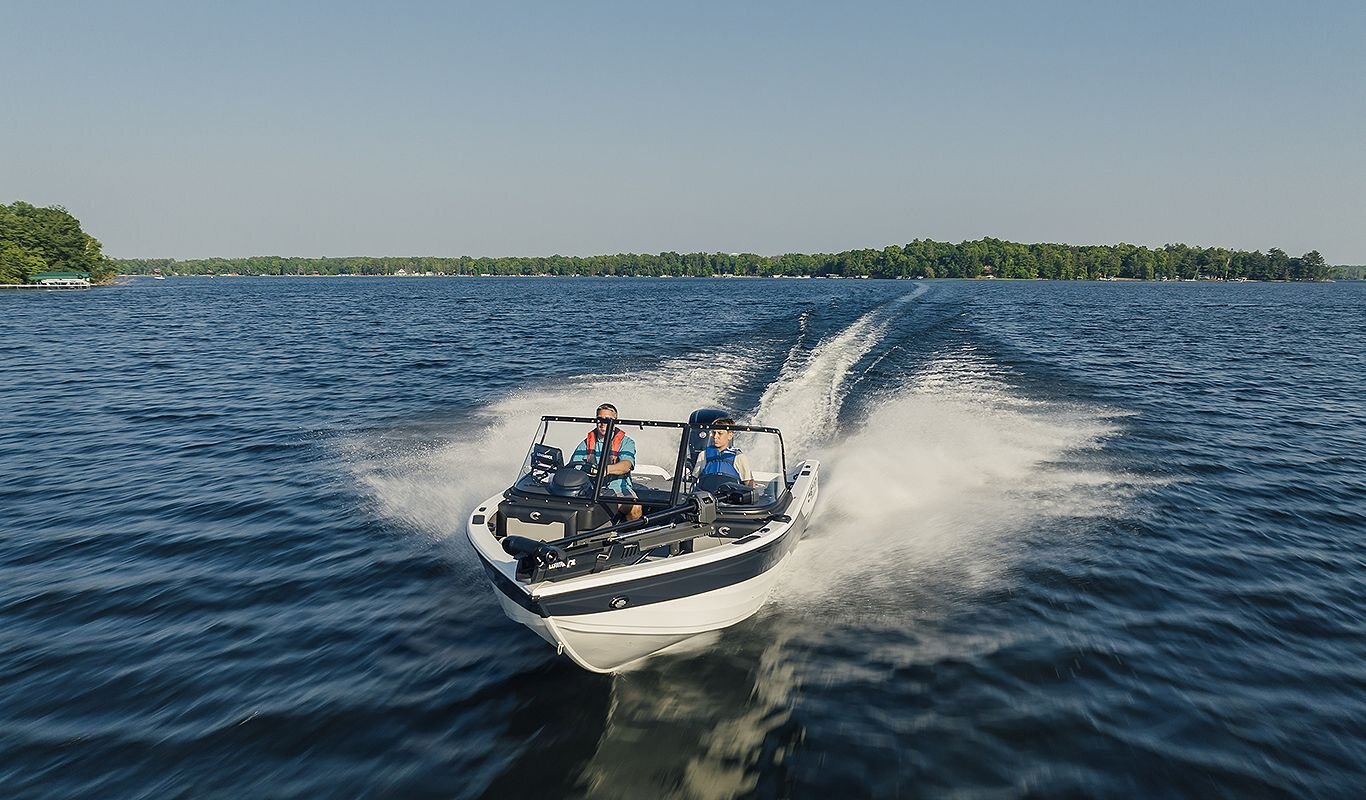 Crestliner 1750 SUPER HAWK Silver base Black accent