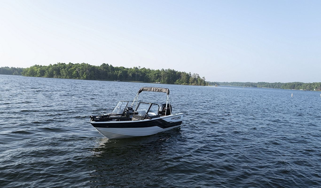 Crestliner 1750 SUPER HAWK Silver base Black accent