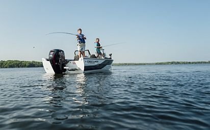 Crestliner 1750 SUPER HAWK White base True Blue accent