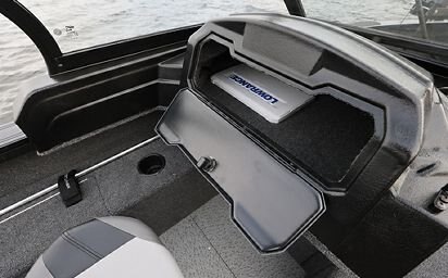 Crestliner 1750 SUPER HAWK Black exterior
