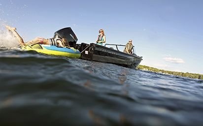 Crestliner 2250 SPORTFISH Black base White accent