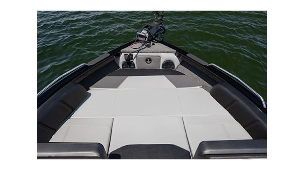 Crestliner 2250 SPORTFISH Silver base Black accent
