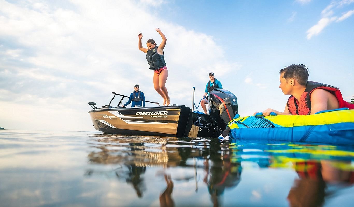 Crestliner 2050 SPORTFISH White base Gun Metal accent